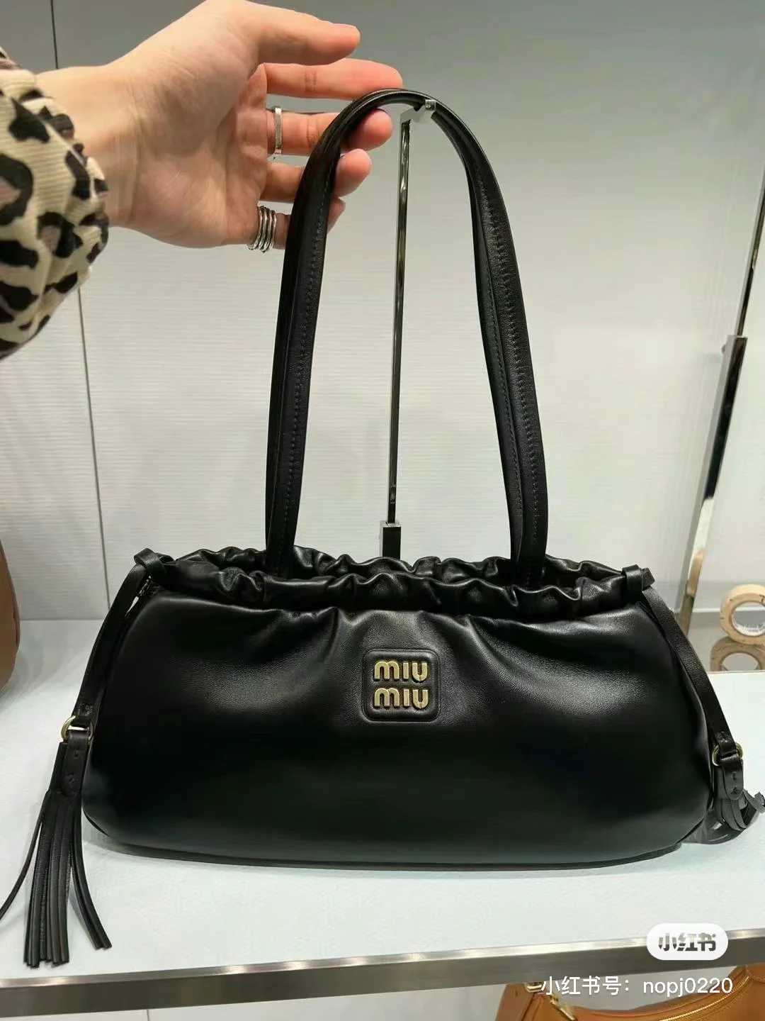 Сумка Miu Miu-5bg287 с кисточкой, проходящая под мышкой, из импортной овечьей кожи, с винтажной фурнитурой.