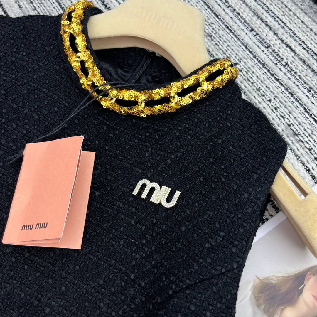 Miu Miu - 2404 - 2024 Ранняя весна. Новое платье-жилет из твида с цепочным дизайном.