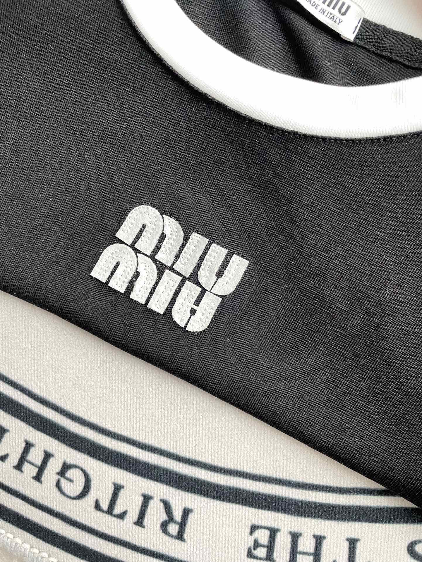 Miu Miu - 2404 - Футболка с коротким рукавом и буквенным принтом - Белая отделка