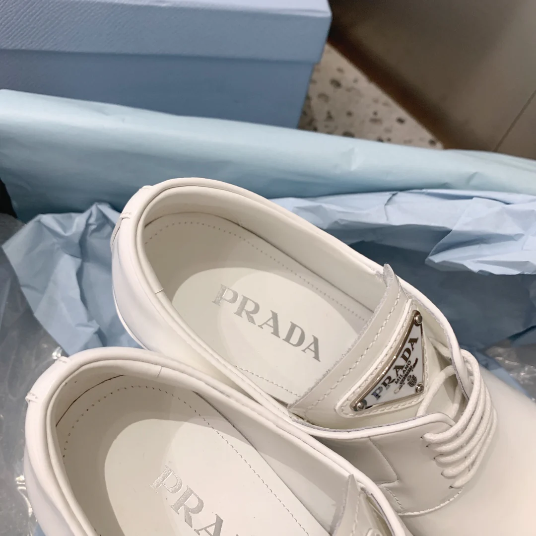 Новинка сезона весна/лето 2022 от Prada - туфли на массивном каблуке в стиле афро.