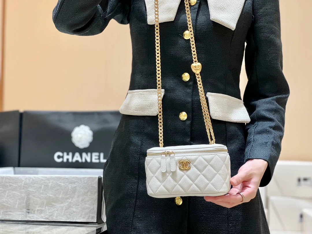 Новинка сезона весна/лето 2023 от Chanel - цепочка-шар, длинная коробка - белая - фото в действии.