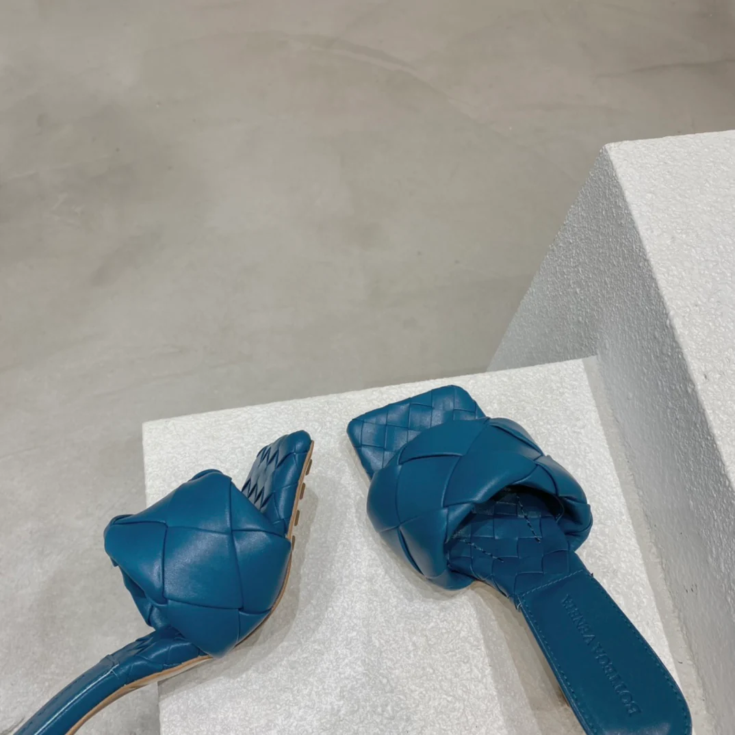 Новинка сезона весна/лето 2021 от BV - Плоские плетеные сандалии на шпильке - Синие