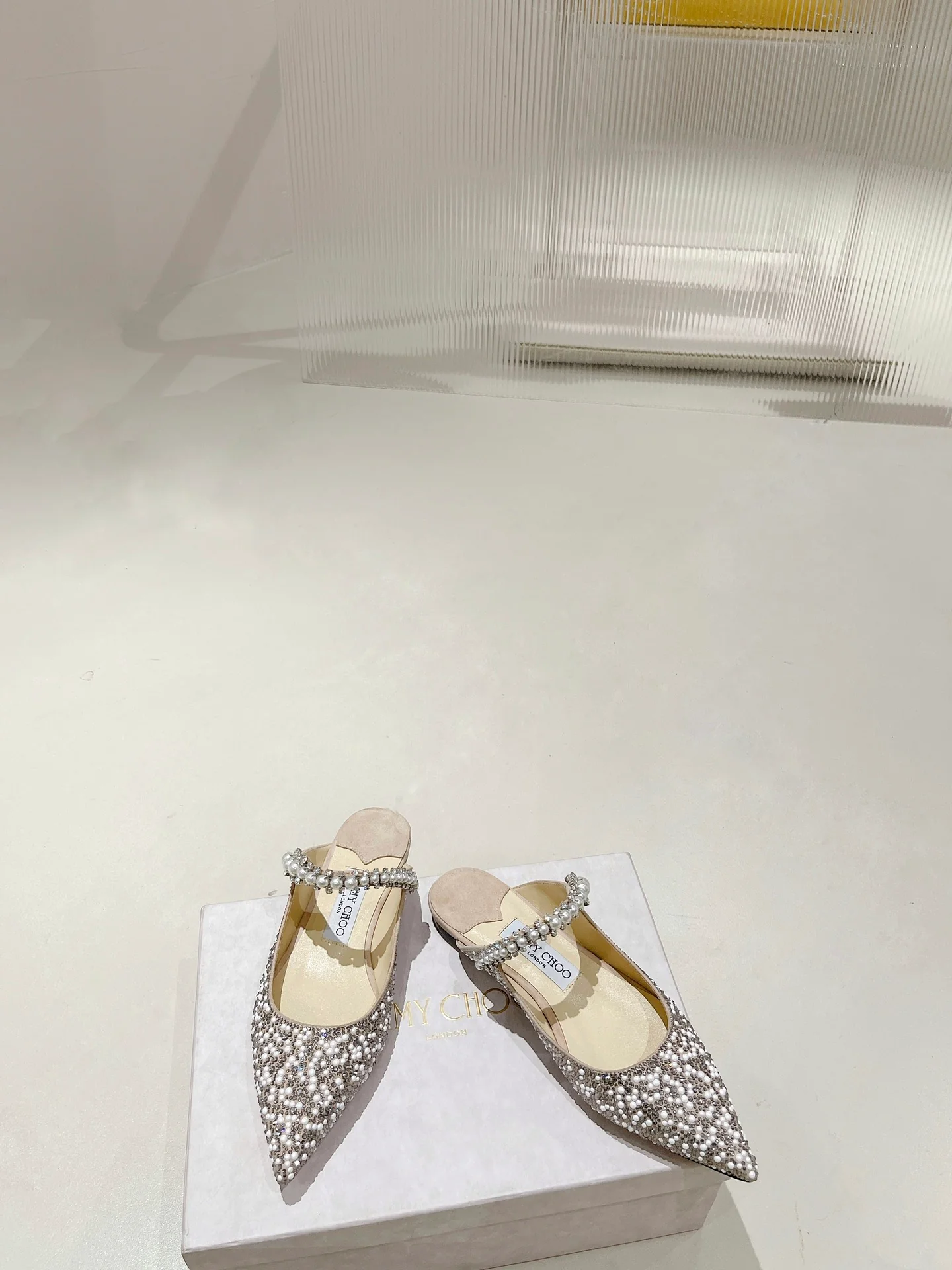 Сандалии-балетки Jimmy с острым носком и жемчужным блеском - серебристые