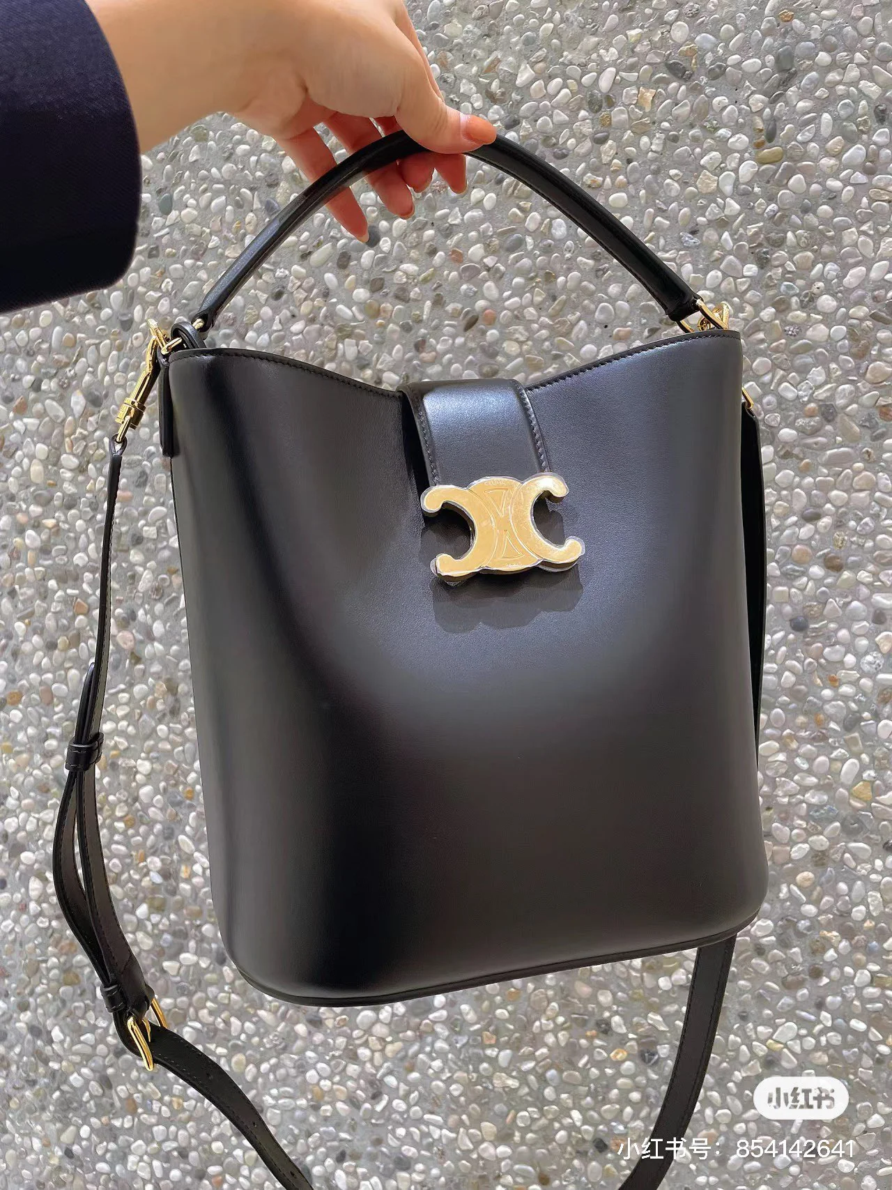 Кожаная сумка-ведро Celine Triomphe - черная