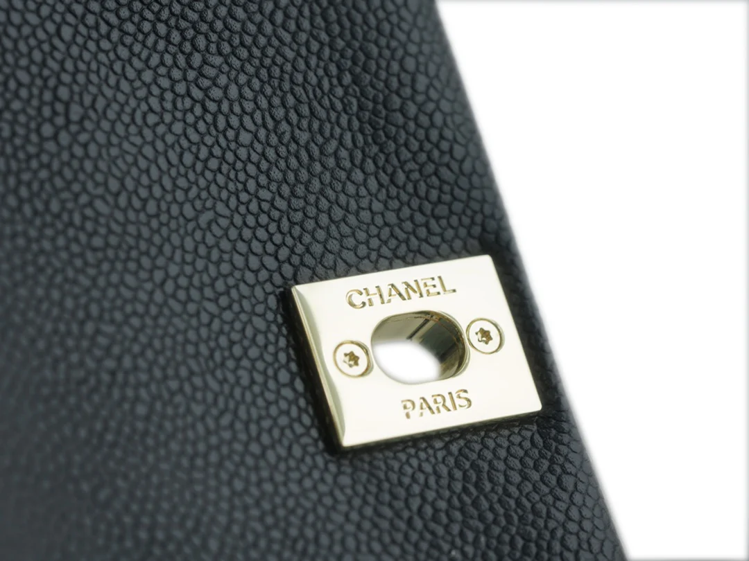 Кожаная мини-куртка Chanel 23p Duma с открытыми плечами, черная.