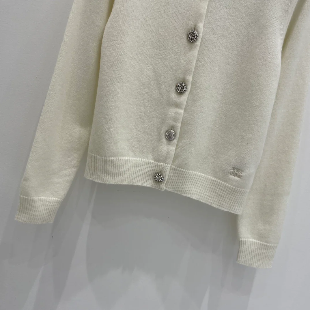 Celine 2403 - Прочный вязаный свитер с круглым вырезом, украшенный стразами, - кремовый.