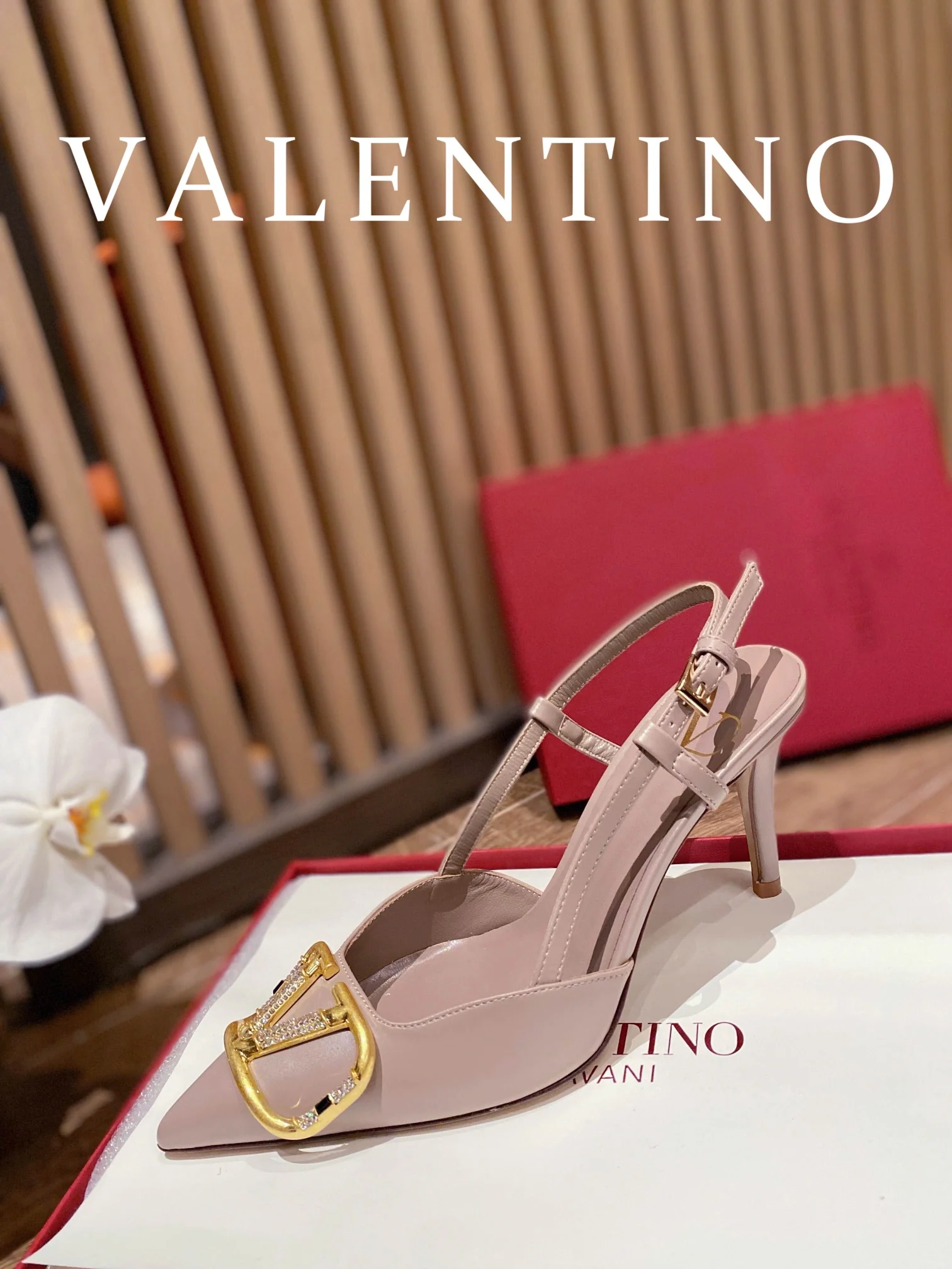 Туфли Valentino на каблуке с V-образным вырезом, бронзовой бриллиантовой пряжкой и открытой пяткой - розовые