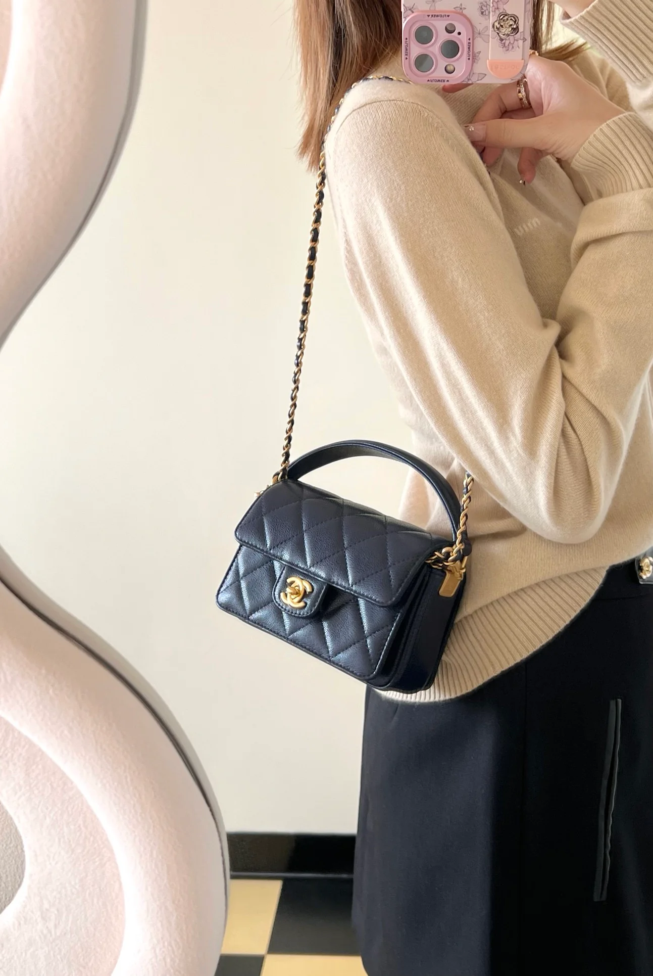 Мини-сумочка Chanel с клапаном и ручкой - синяя