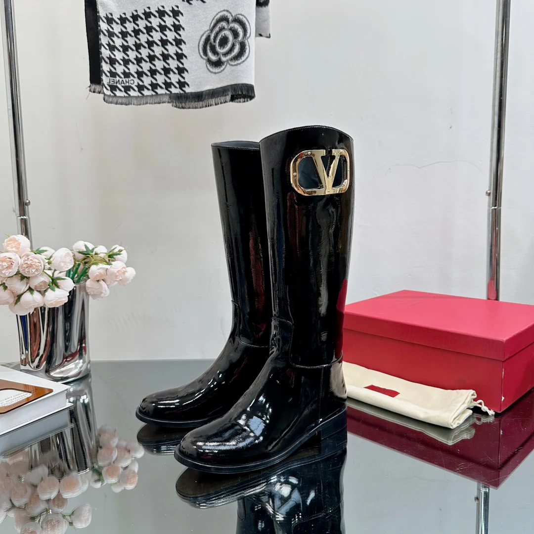 Новинка сезона осень/зима 2023 от Valentino - Ботинки на массивном каблуке с V-образным логотипом - Черные