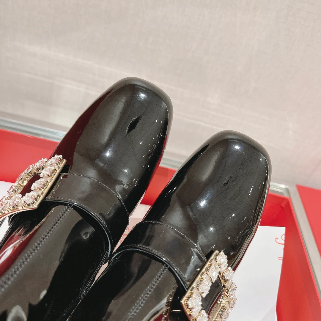 RV Shoes - Лакированные сапоги на высоком каблуке с пряжкой и стразами - Стразы Swarovski