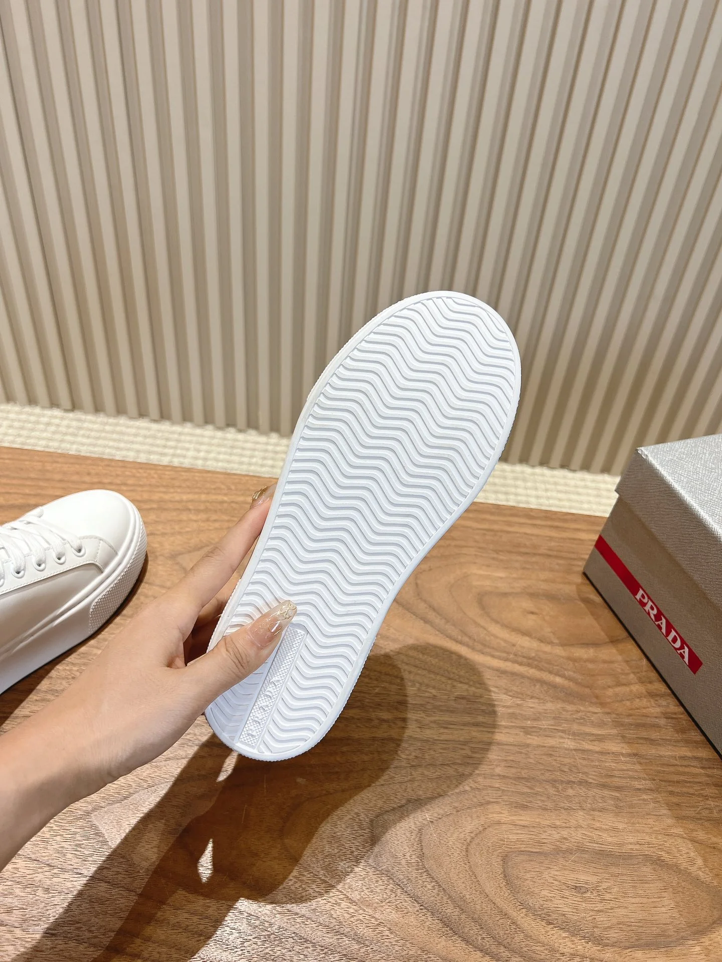 Кроссовки Prada 2024 - с оранжевой отделкой и белыми вставками