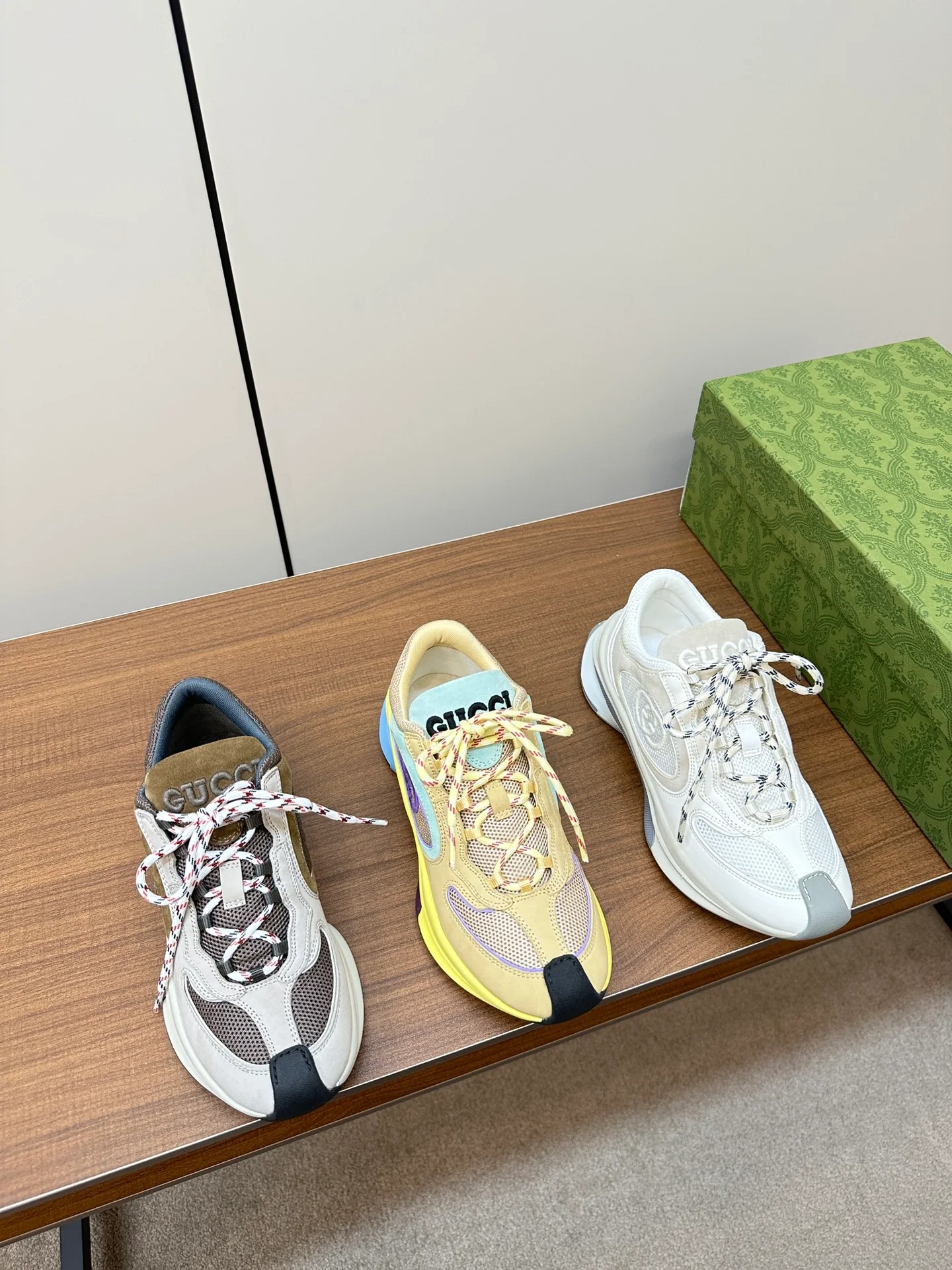 Новинка осенне-зимней коллекции Gucci 2023 — Кроссовки из однотонного вязаного кроя — Унисекс — Белые