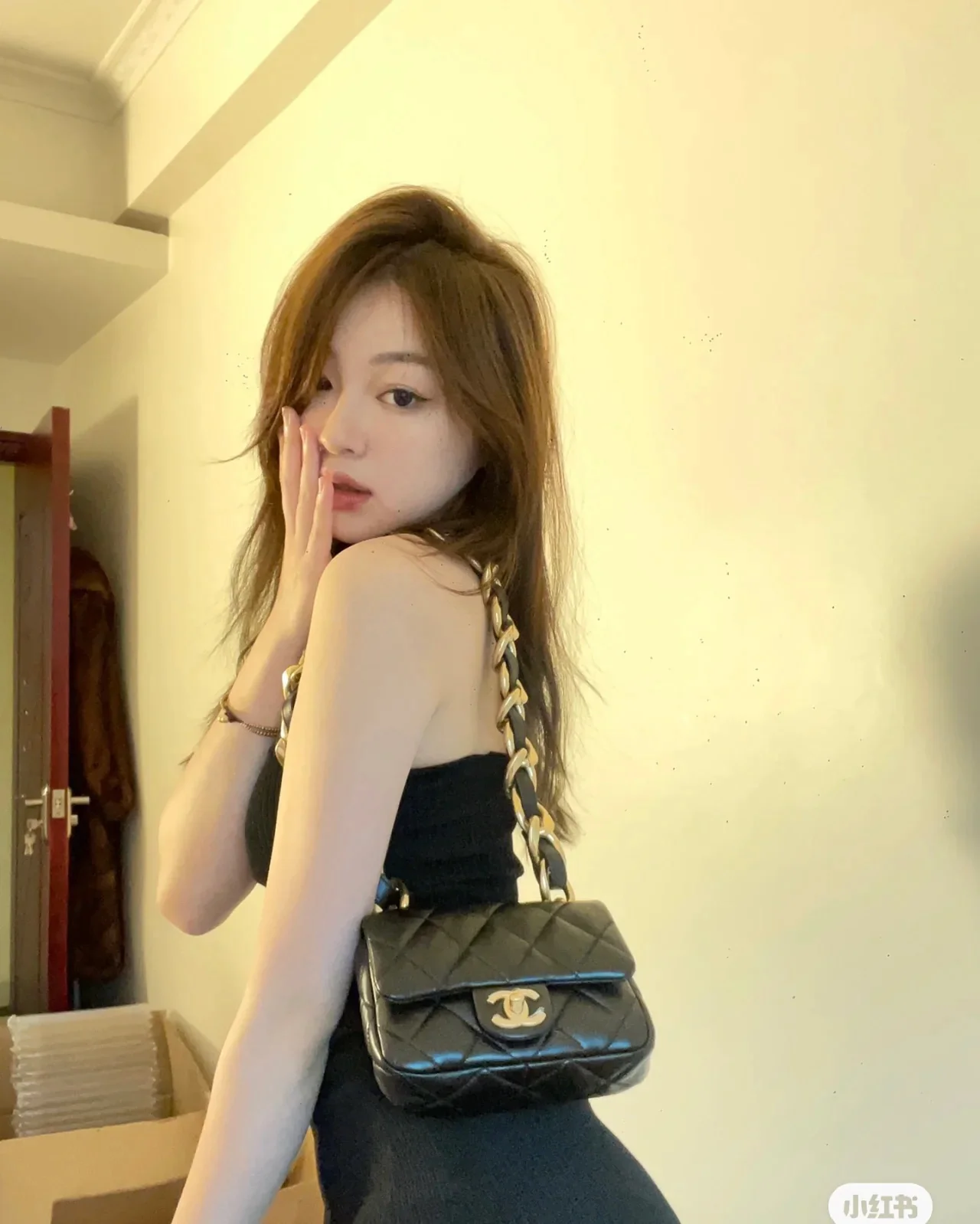 Винтажная сумка-мессенджер Chanel под мышкой - 1