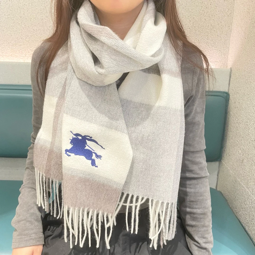 Классический клетчатый шарф Burberry 2024 — серый