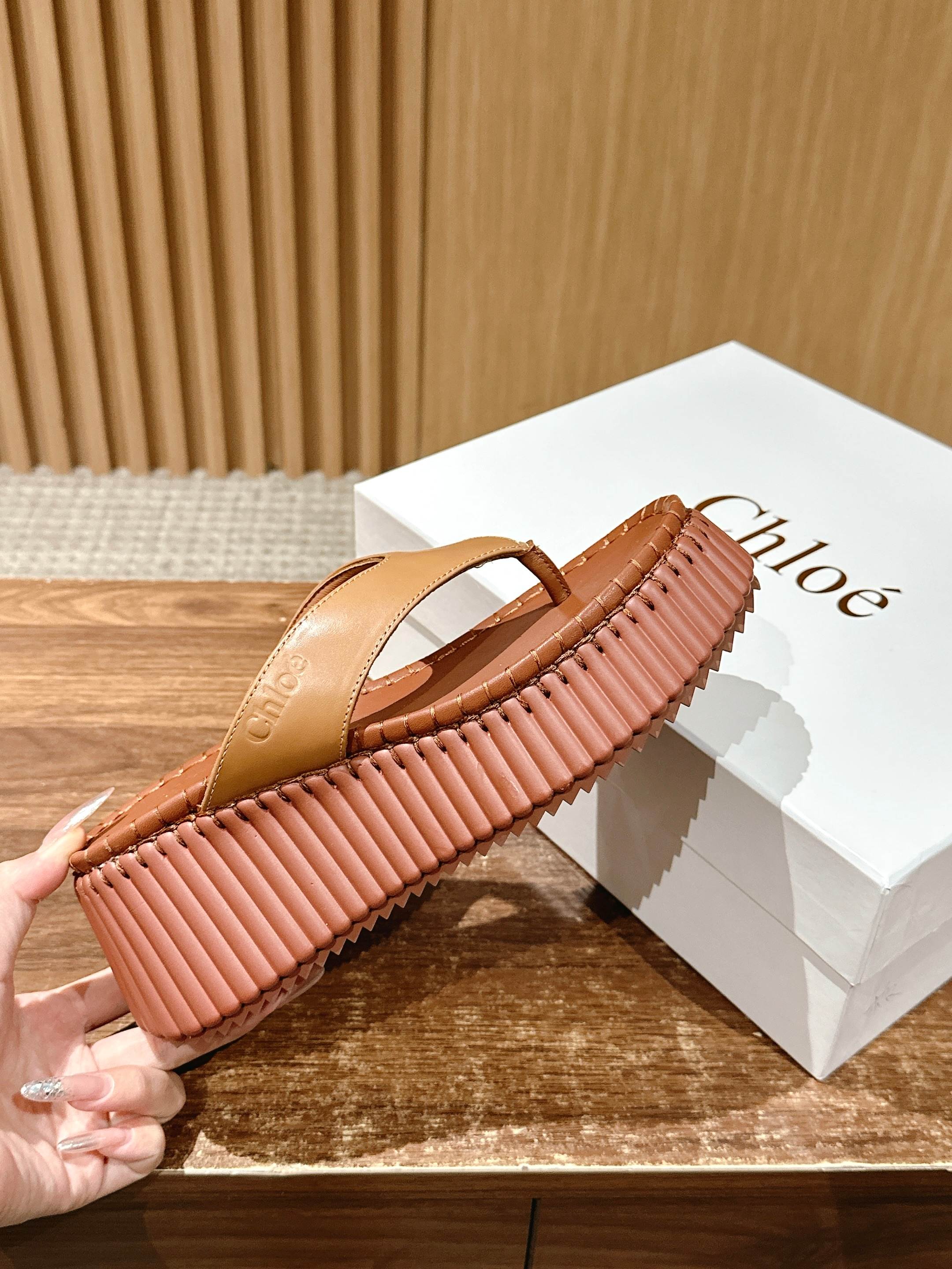 Шлёпанцы на платформе Chloe - коричневые