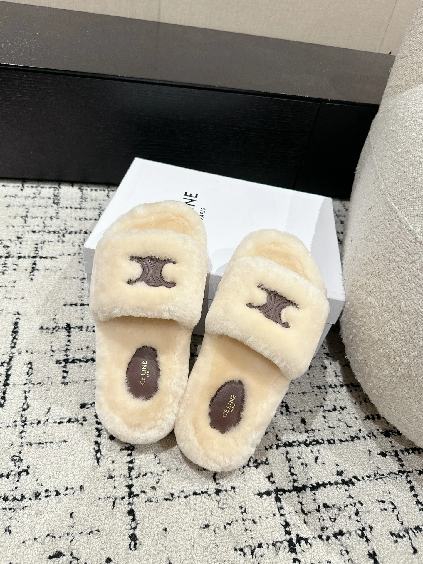 Celine 2024 - Белые меховые тапочки