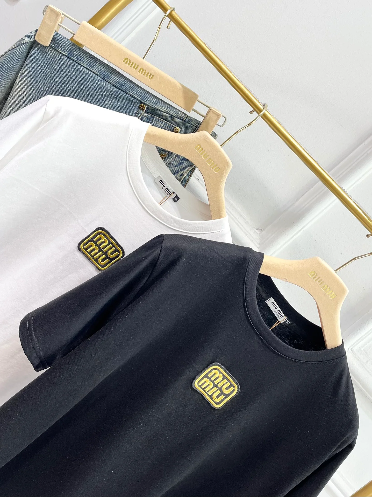 Футболка Miu Miu 2404 с вышитыми буквами и аппликацией, с коротким рукавом, черная.