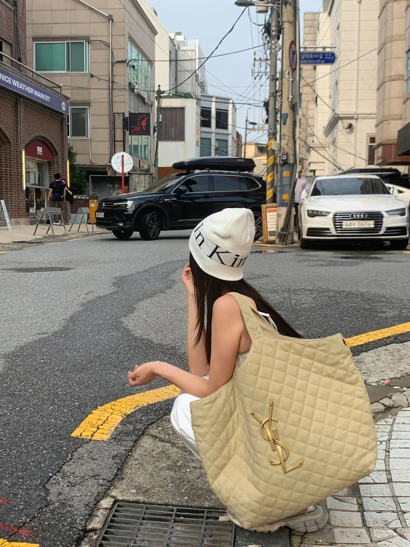 Сумка-тоут YSL Icarre — овечья кожа — кремово-белый цвет с золотой пряжкой — на фото.