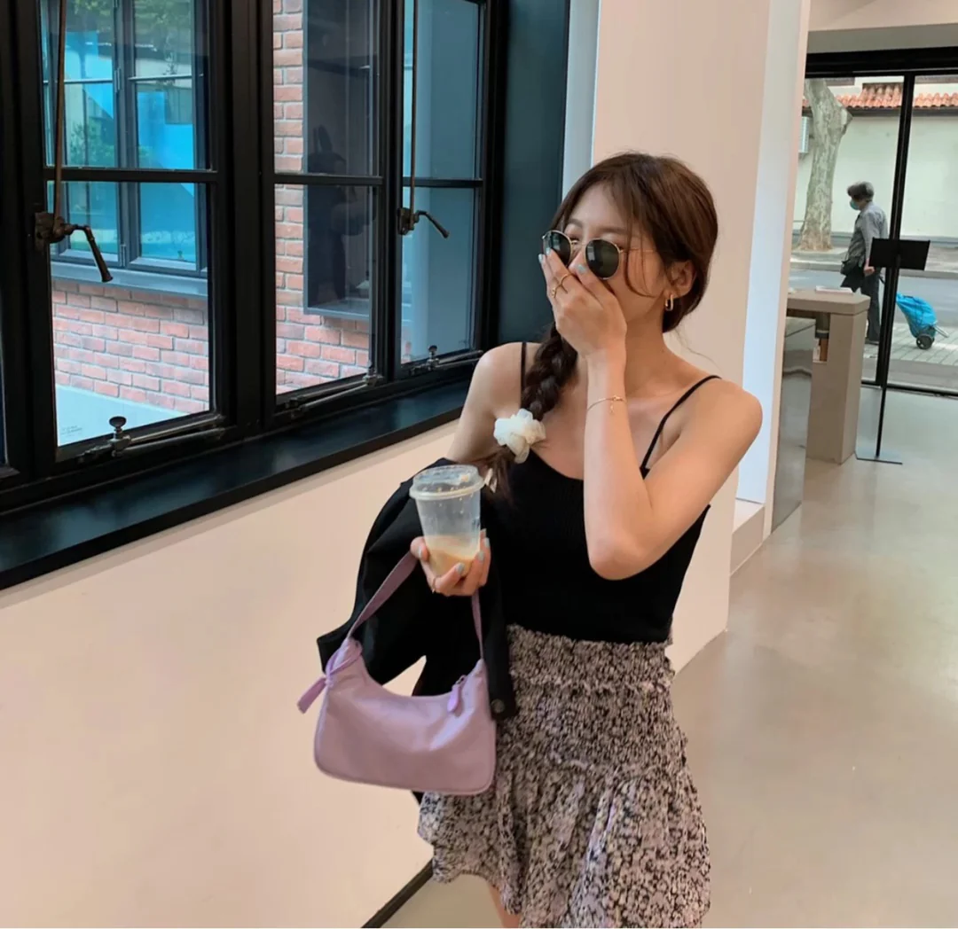 Нейлоновая сумка-хобо Prada, фиолетовая — фото в действии.