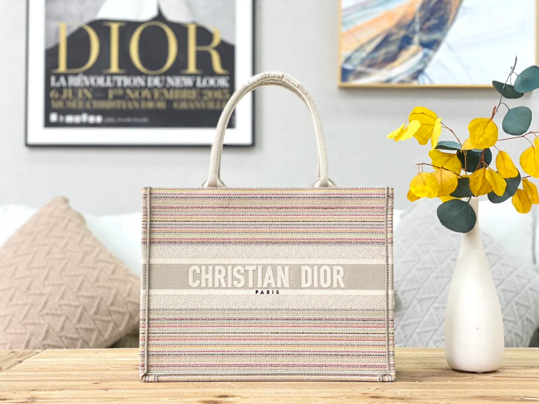 Сумка-тоут Dior Book, маленький размер 36-5 см, вышивка золотой нитью.