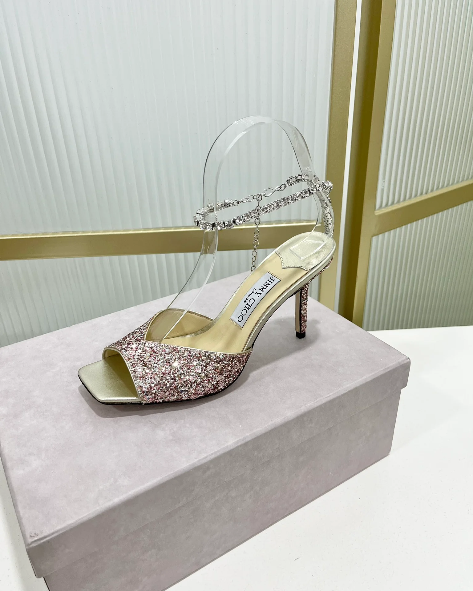 Jimmy - Новинка 2023 года - Босоножки на высоком каблуке с открытым носком и цепочкой - 8-5 см - Розово-серебристый