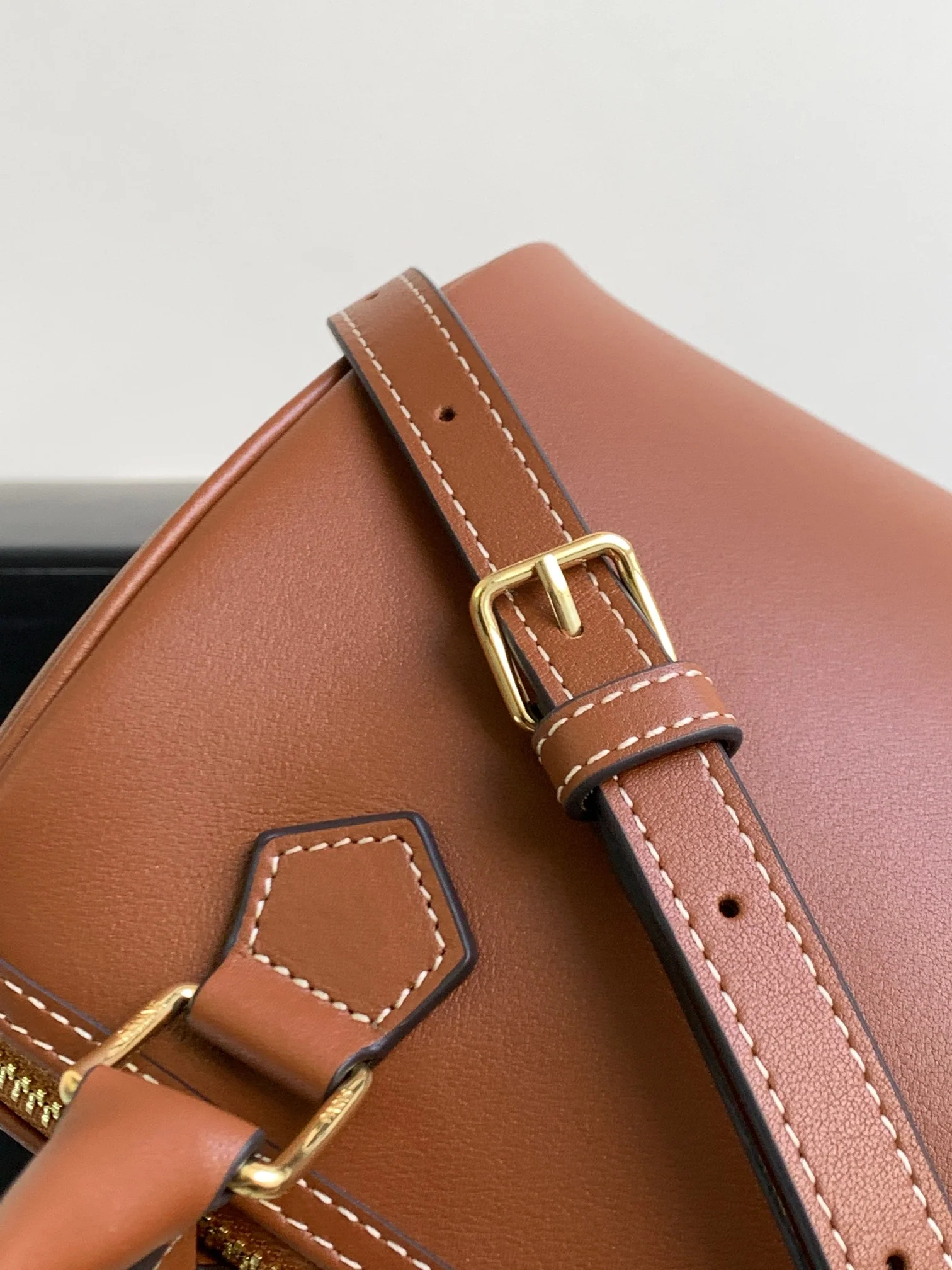 Коллекция Celine Весна/Лето 2023 - Бостон-сумка Cuir Triomphe из гладкой телячьей кожи - Серо-голубая - 1