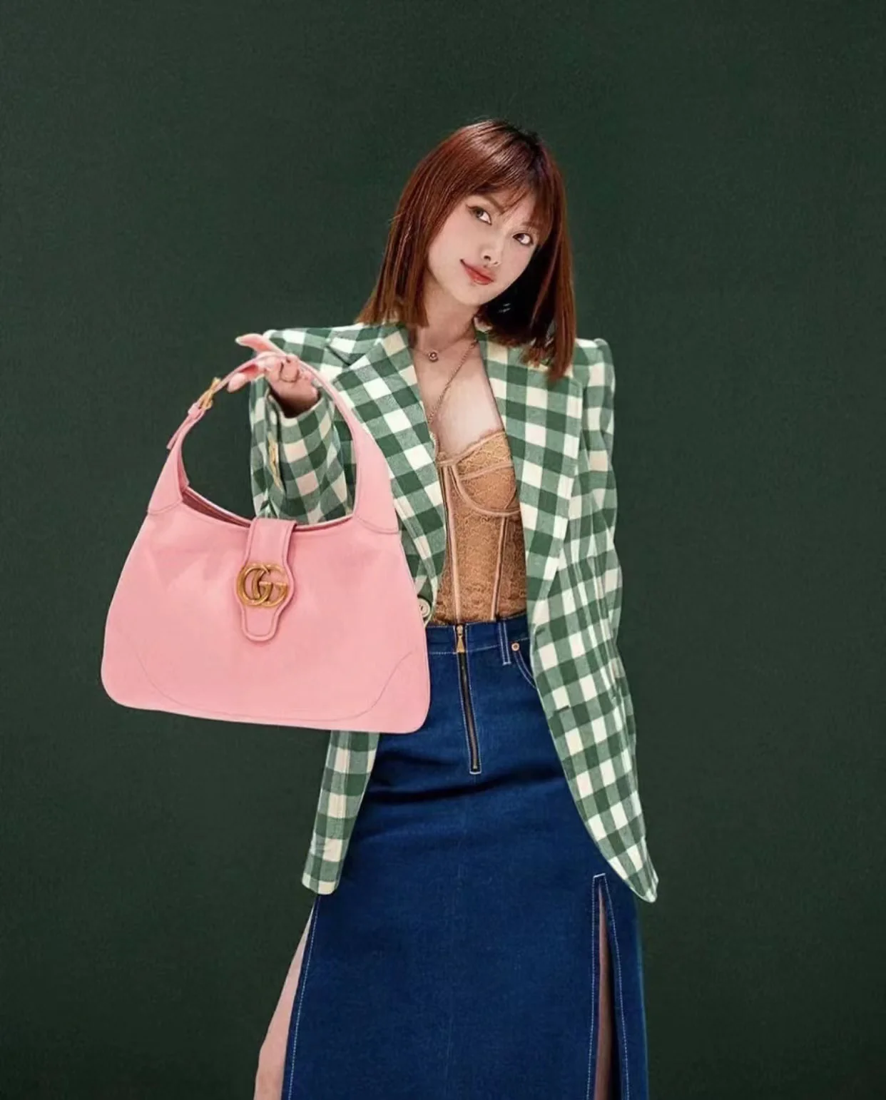 Весенняя коллекция Gucci 2023 — Сумка через плечо ?Полумесяц? — Розовая — Фотографии в действии.