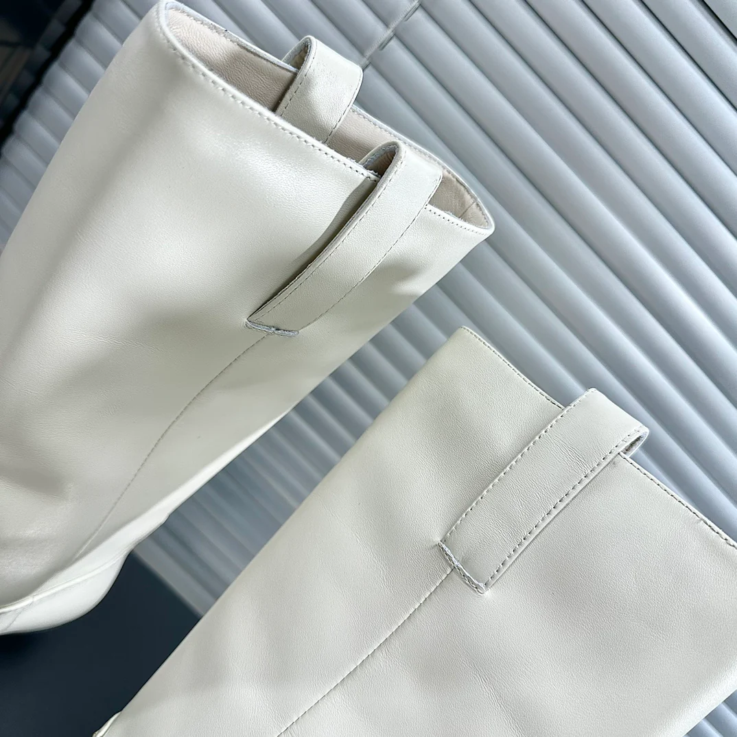 Новинка сезона осень/зима 2023 от Chanel - Мотоциклетные ботинки на низком каблуке - Белые