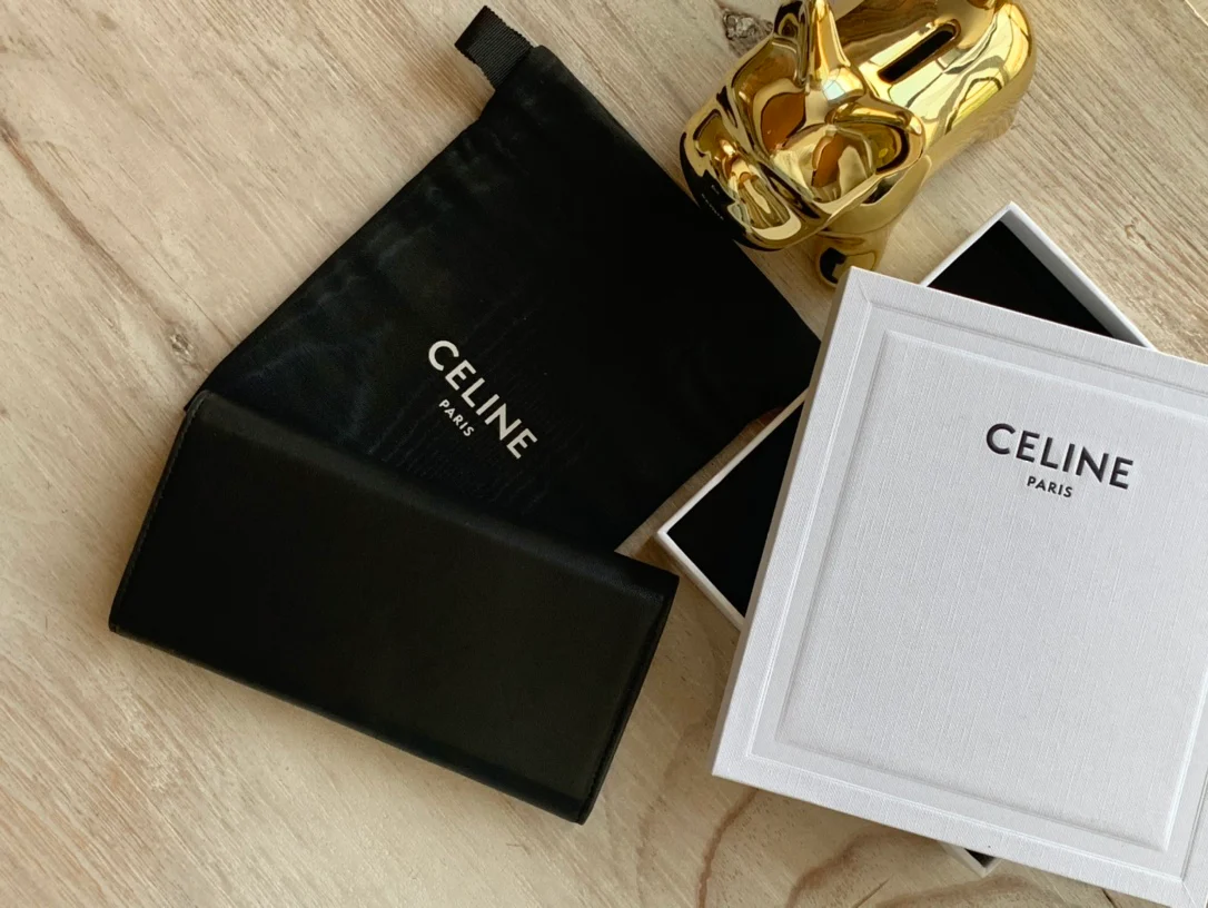 Celine TRIOMPHE 大号亮泽光滑羊皮革翻盖长夹