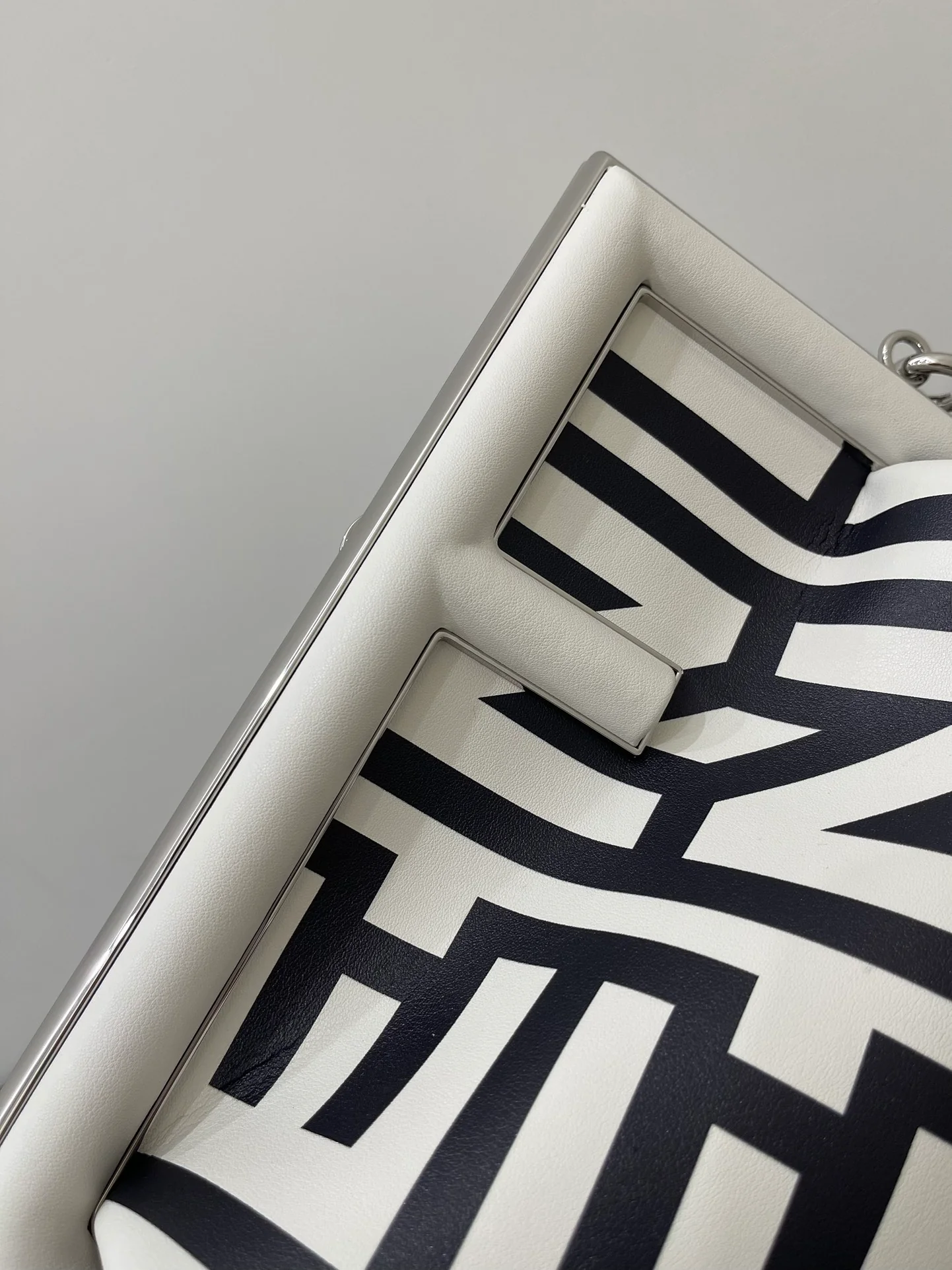 Сумка Fendi First Handbag - Маленькая - Черно-белая коллаборация