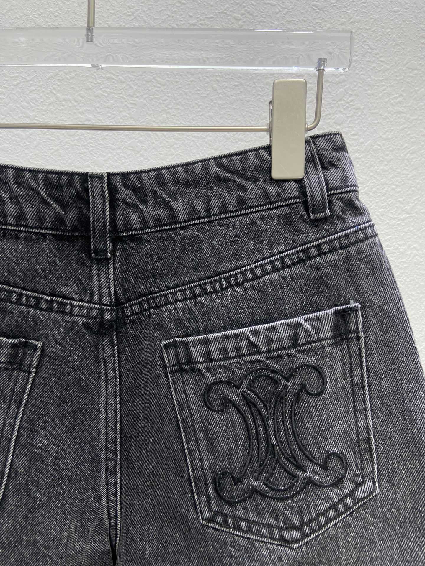 Celine 2404 - Джинсовые шорты с вышитым задним карманом - Черные