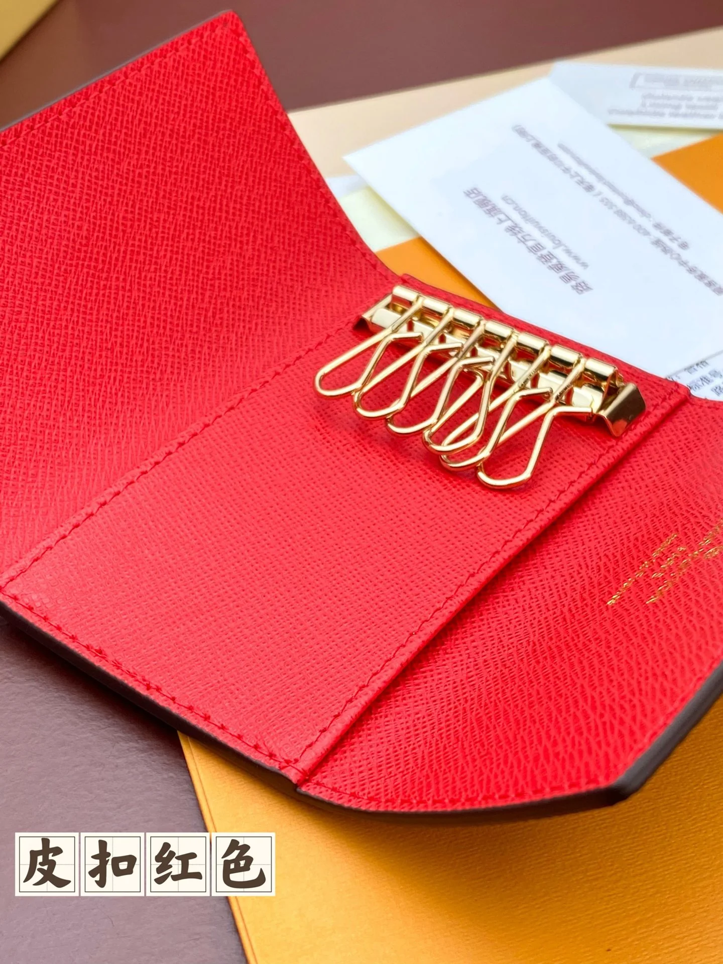 LV-m60701-Чехол для ключей с красной кожаной пряжкой