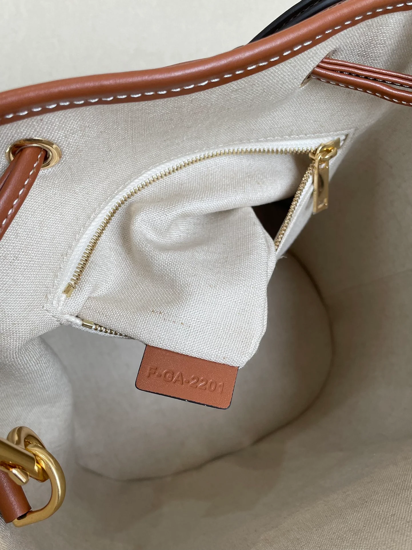 Сумка-ведро Celine Seau Marin на завязках из желто-коричневой ткани.