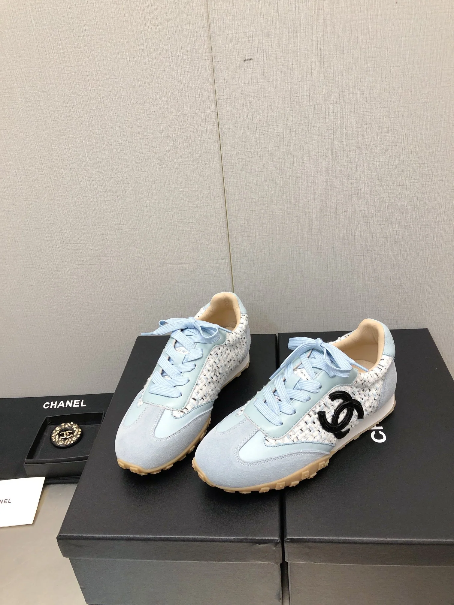 Новинка 2023 года от Chanel - Повседневные кроссовки - Светло-голубые