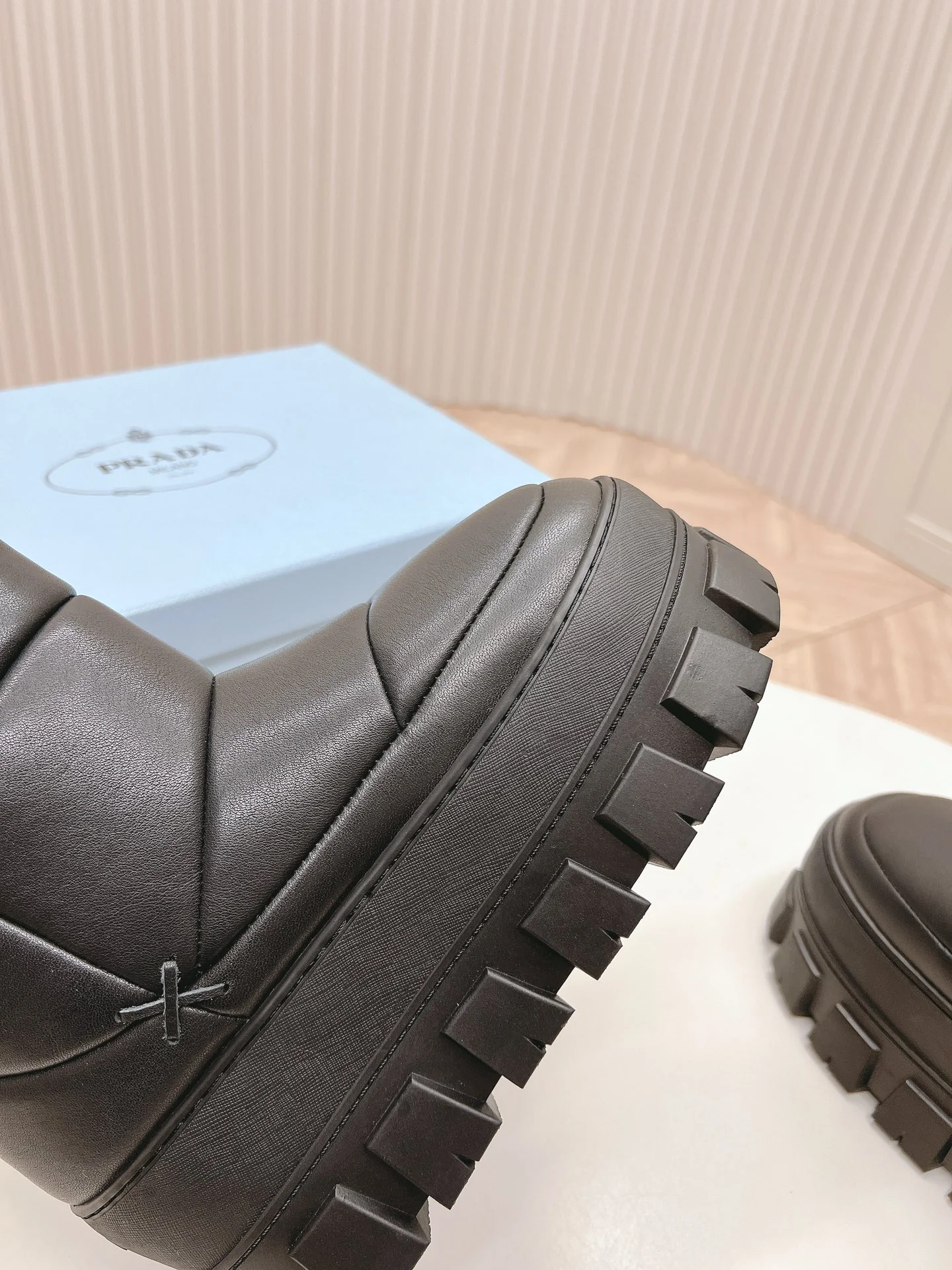 Снежные ботинки Prada на платформе 2024 года - черные