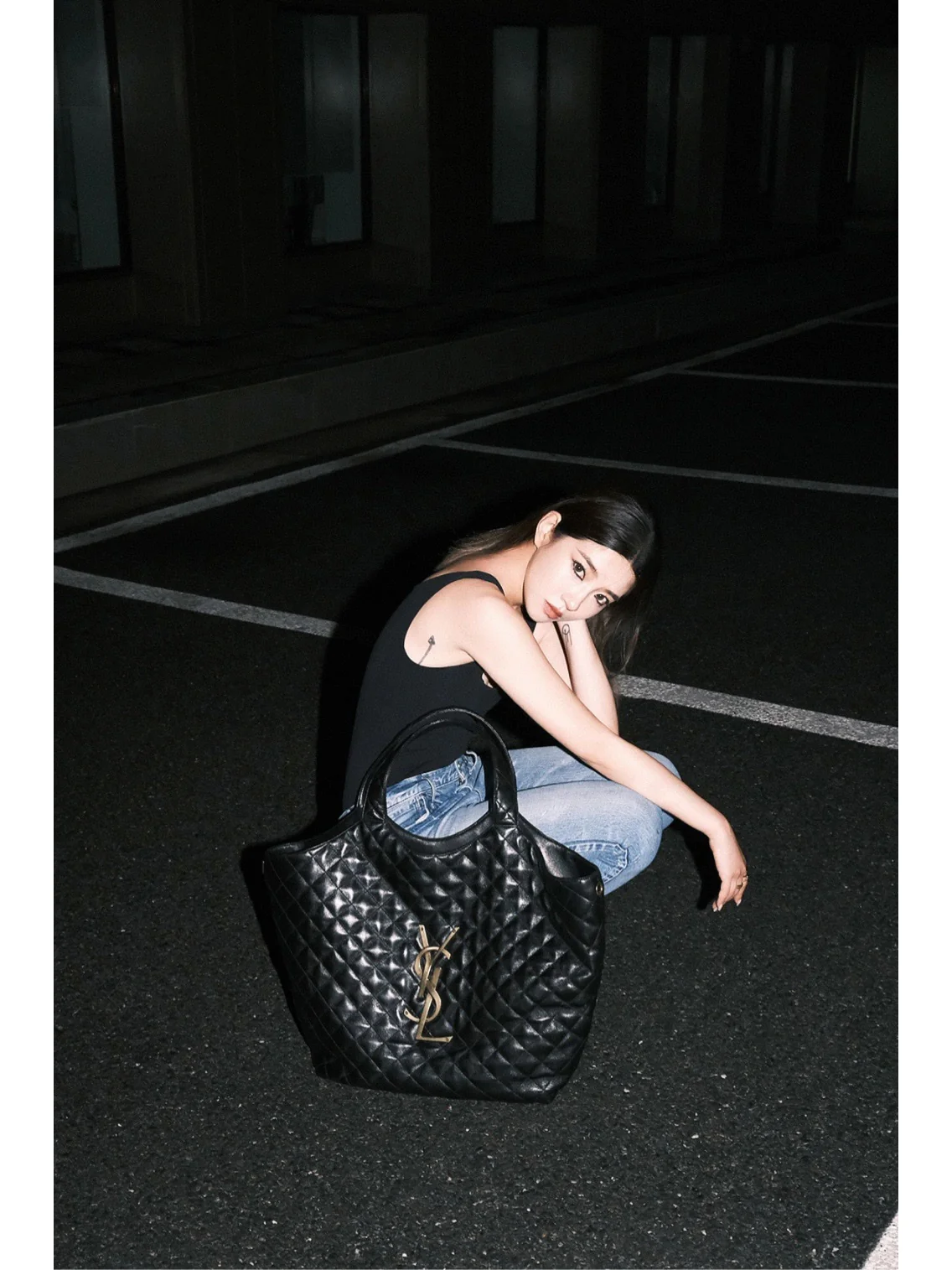 Сумка-тоут YSL Icarre — из овечьей кожи — черная с золотой фурнитурой — стиль Роуз (выбор Пак Чэ Ён) — фотографии в одежде