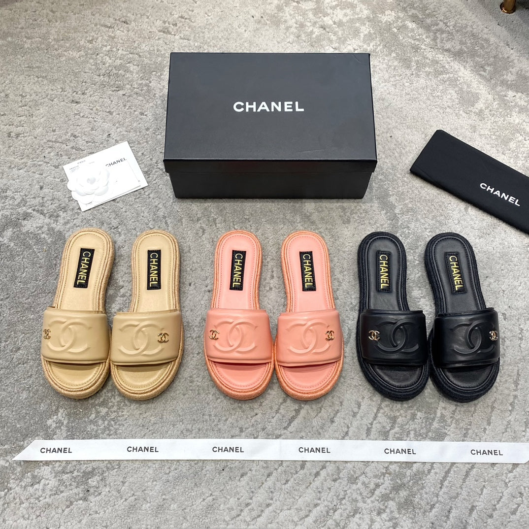 Новинка сезона весна/лето 2023 от Chanel - тапочки 3D Double C - розовые.