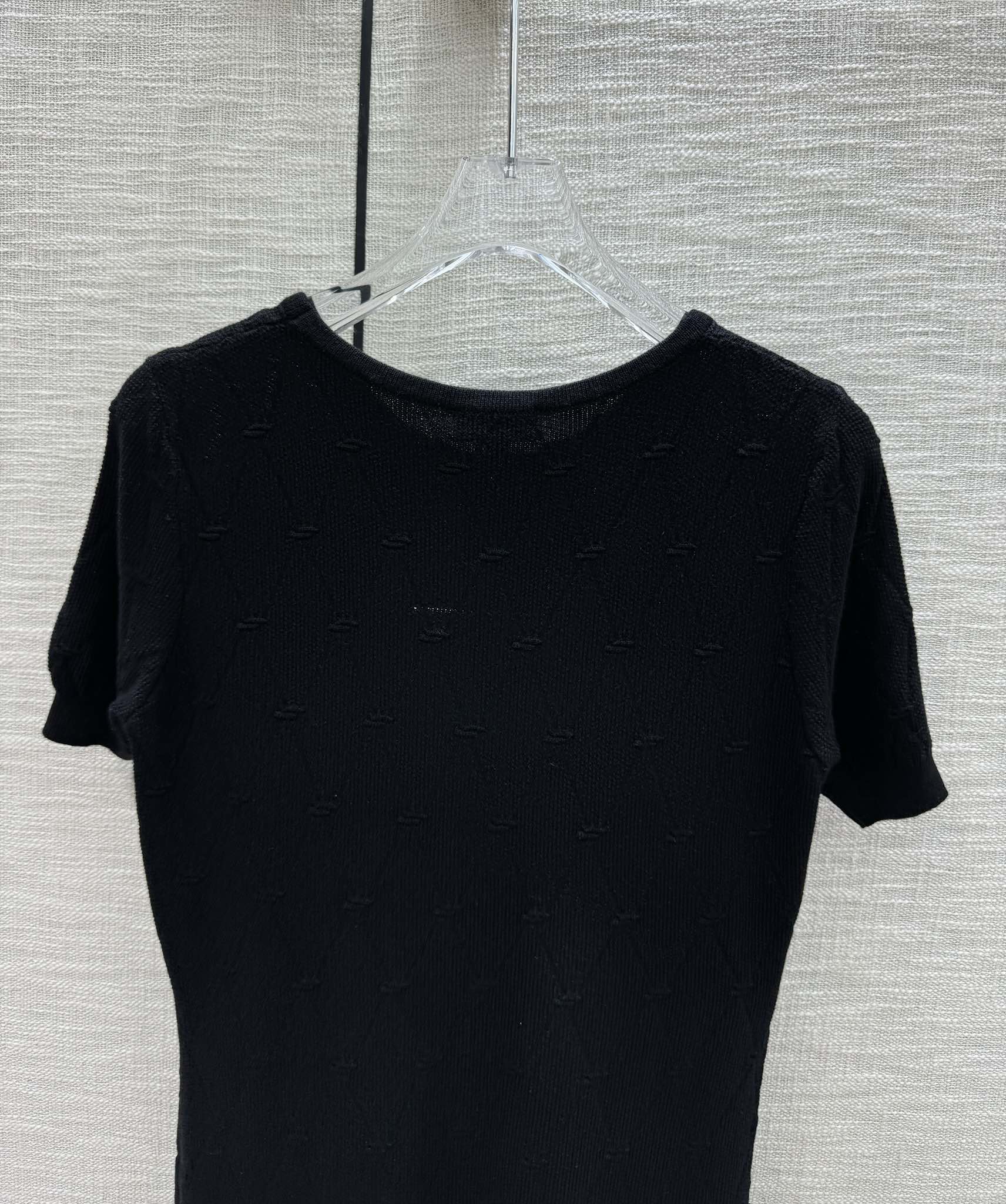 Новая коллекция Chanel Весна/Лето 2024: трикотажное платье с короткими рукавами и ромбовидным узором - Черное