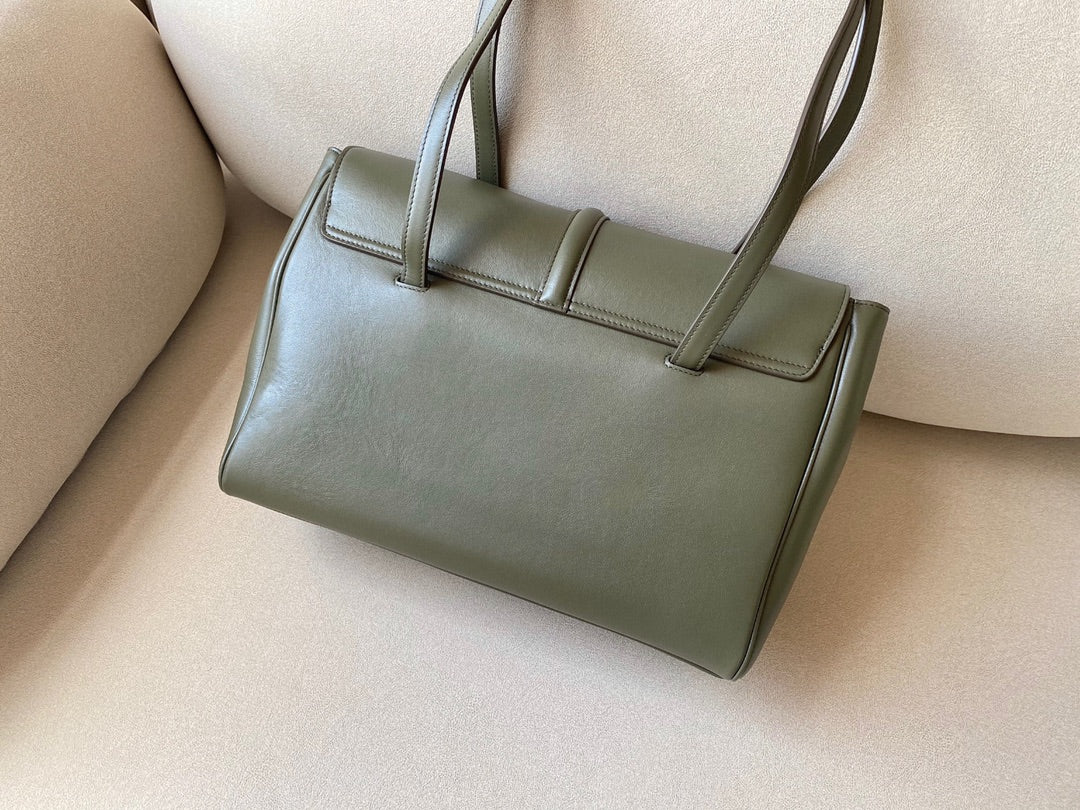Сумка Celine Soft 16 Medium из гладкой телячьей кожи