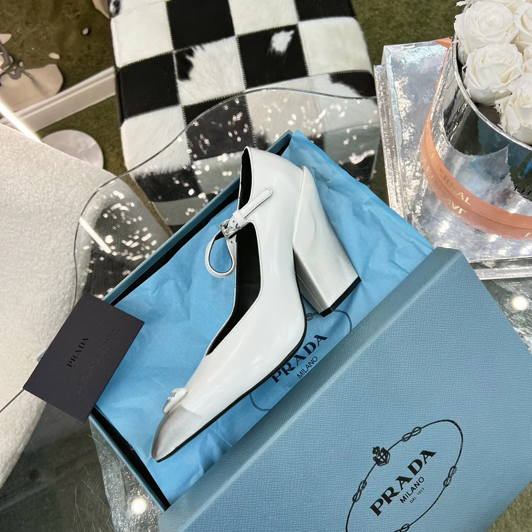 Новинки Prada весна/лето 2023 - Коллекция Мэри Джейн - Туфли на массивном высоком каблуке - Белые