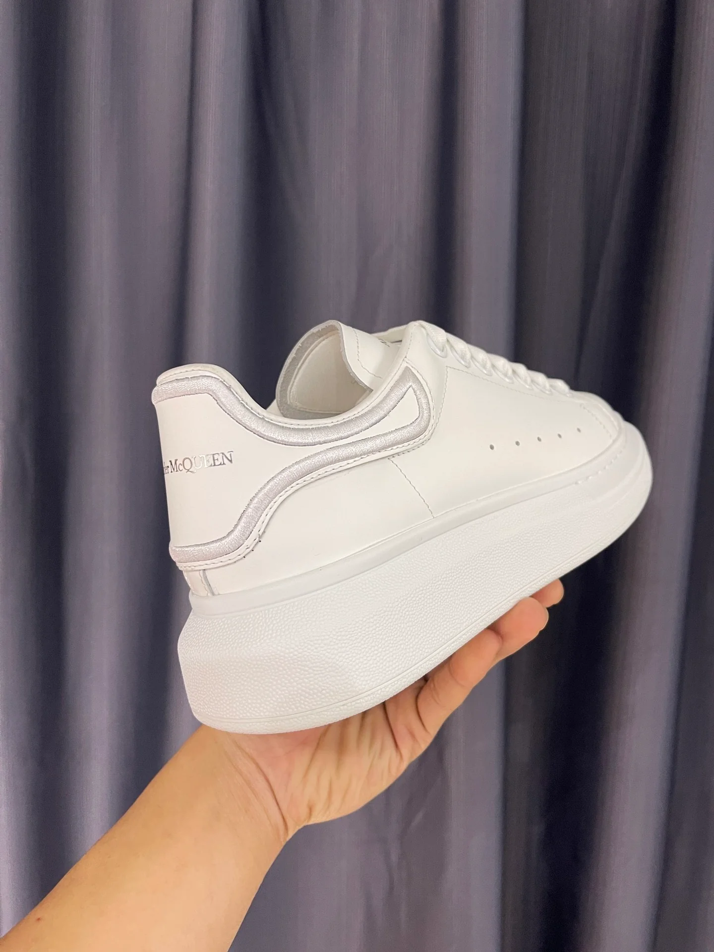Классические белые кроссовки McQueen - унисекс - белый и серебристый каблук с объемной вышивкой