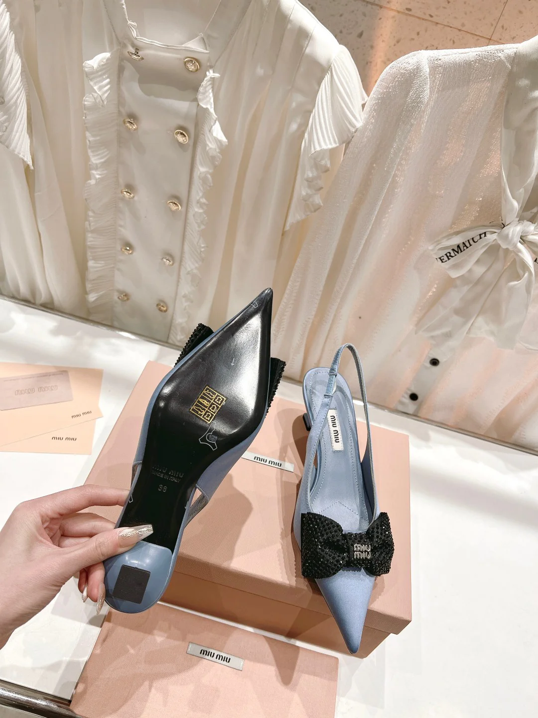 Новинка сезона весна/лето 2023 от Miu Miu - Босоножки на высоком каблуке с острым носком, украшенные стразами - высота 6 см - Серые