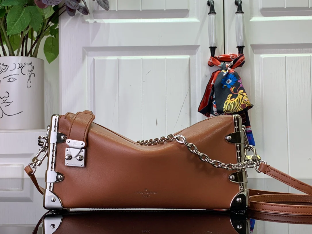 m25445-LV-slim-side-trunk chain bag-brown