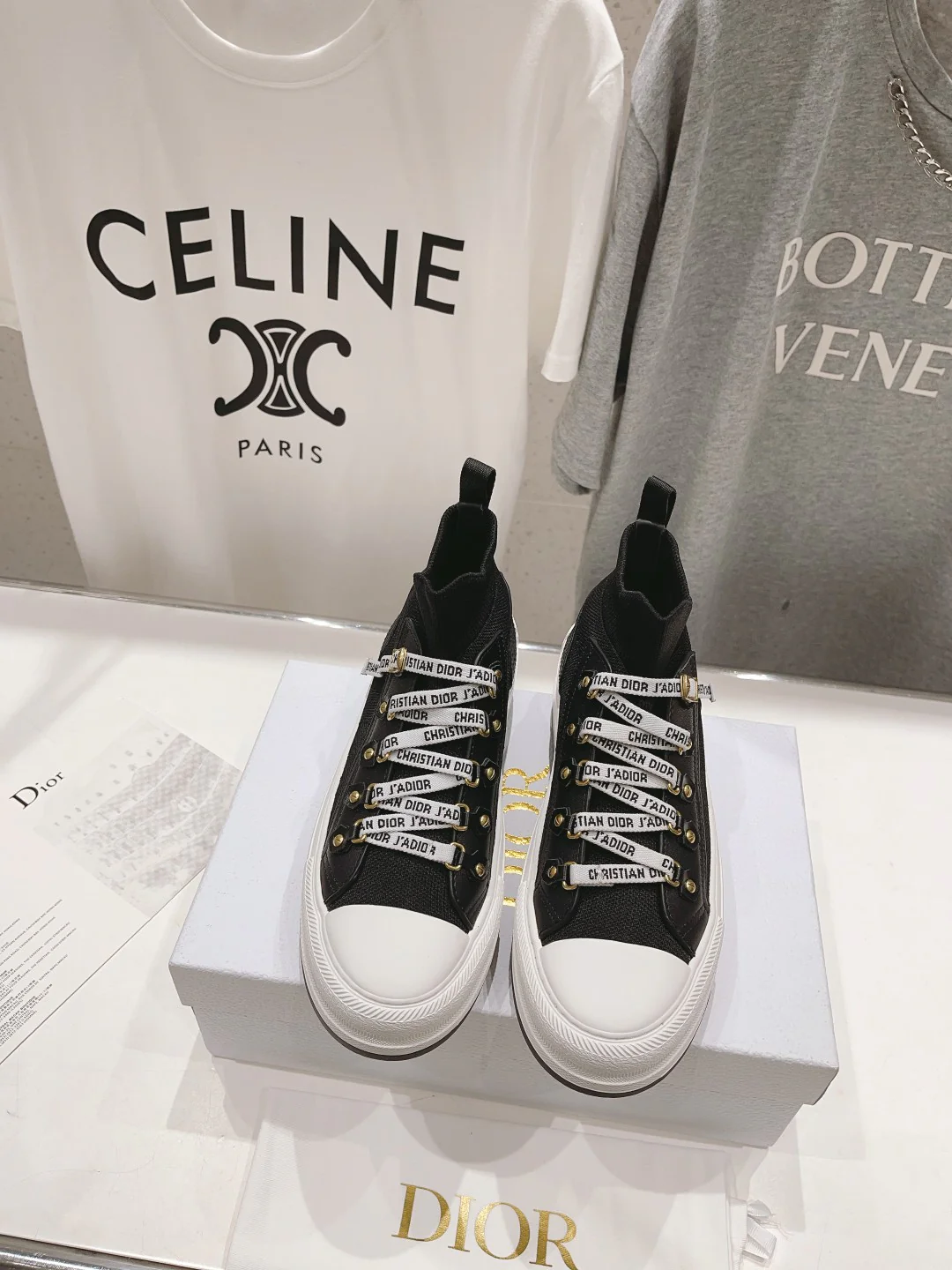 Коллекция Dior Pre-Fall 2023 с подиума - кроссовки, высокие повседневные туфли, черные.