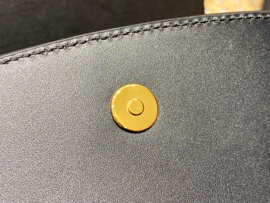 Новинка сезона весна/лето 2022 от YSL - сумка через плечо/кроссбоди.