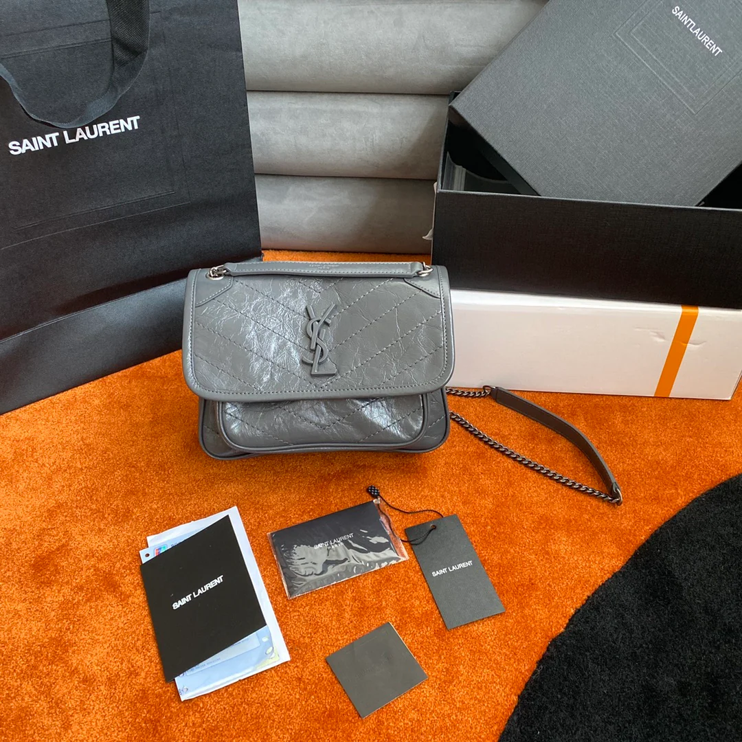 YSL - Маленькая модель Niki - Кожа коровы, обработанная маслом и воском, темно-серая - с пряжкой в ??виде D-образного кольца