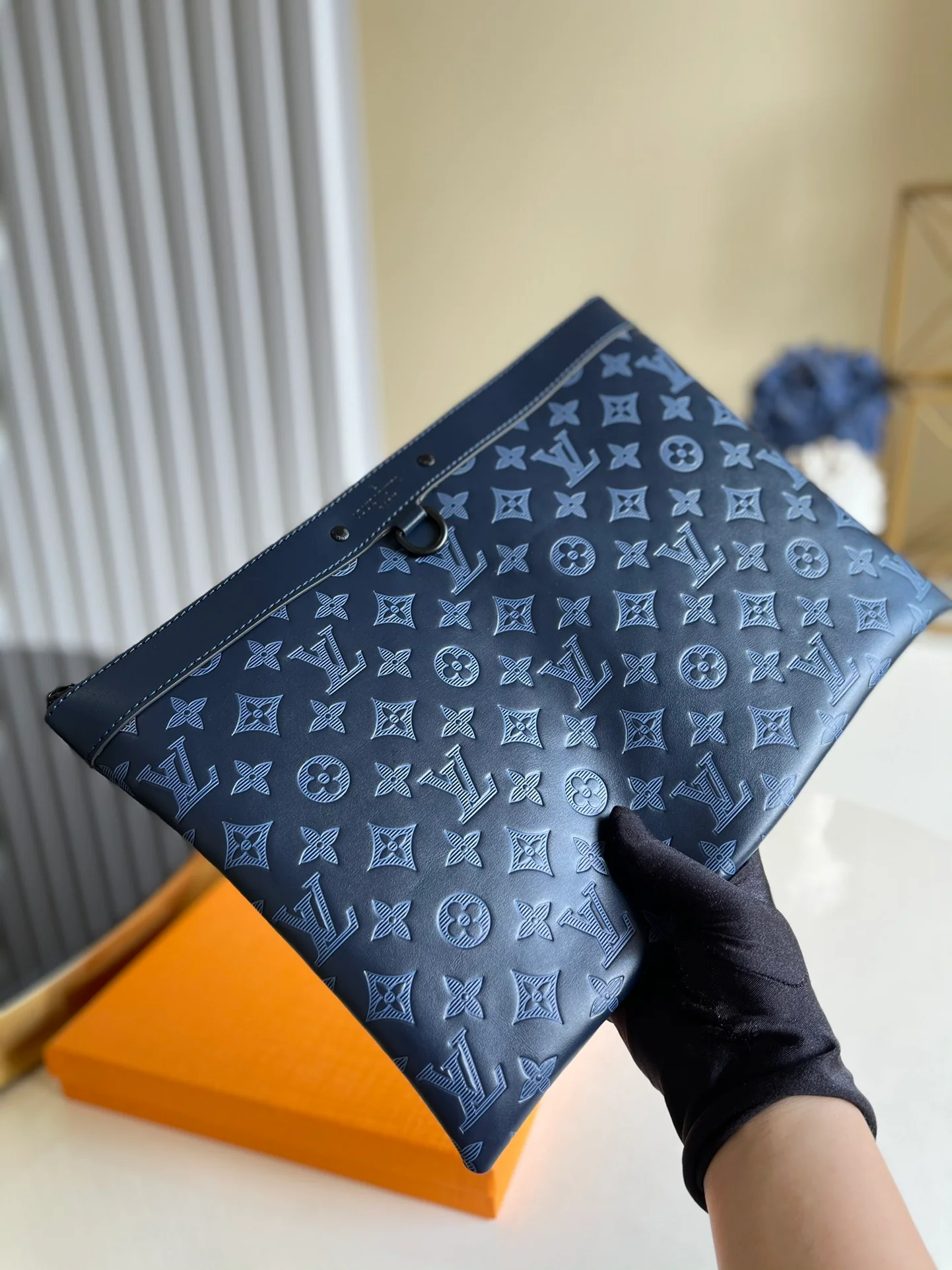 lv-m80425-discovery-pochette-large clutch bag