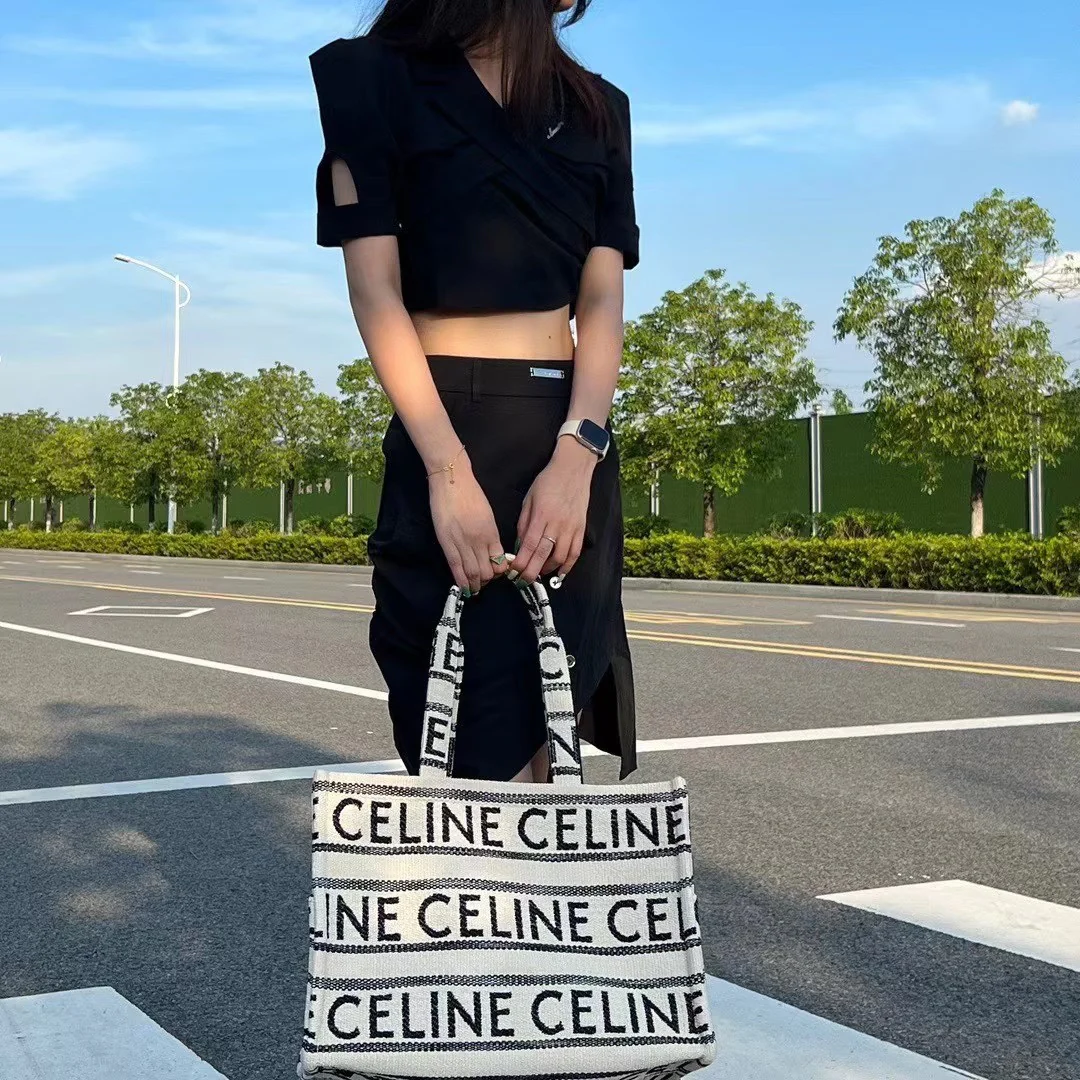 Сумка-шоппер Celine Cabas Thais с принтом - большая, белая и черная.