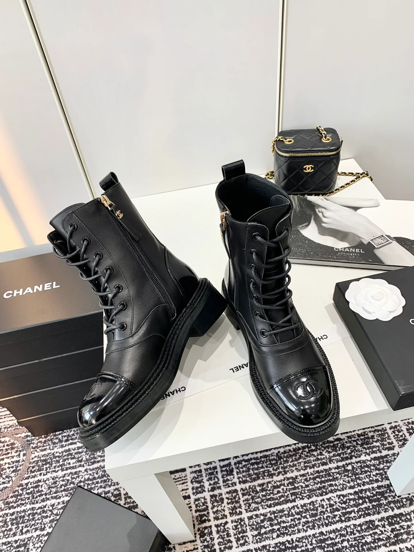 Chanel - Сапоги для верховой езды на шнуровке - Черные