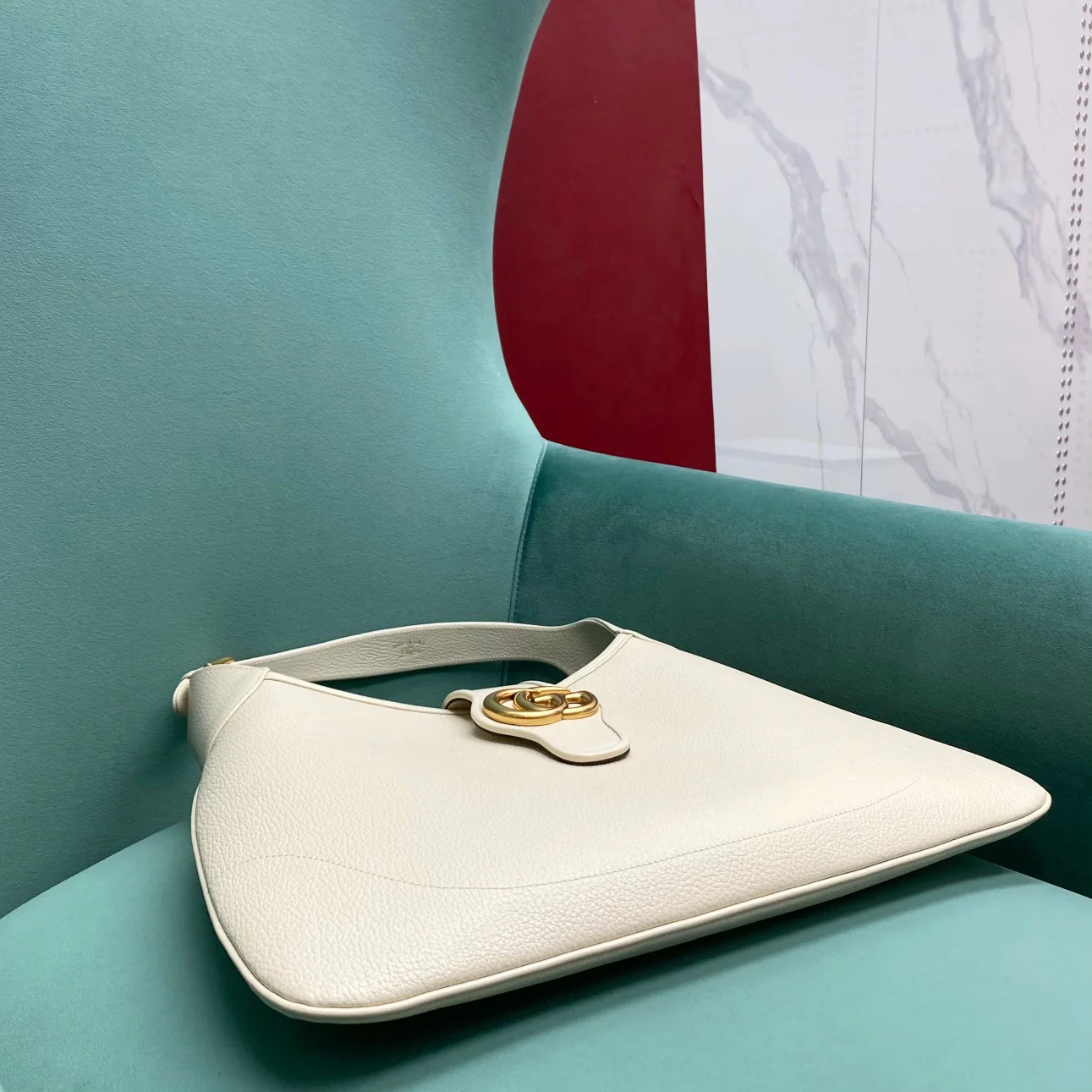 Весенняя коллекция Gucci 2023 — сумка через плечо ?Полумесяц? — белая.